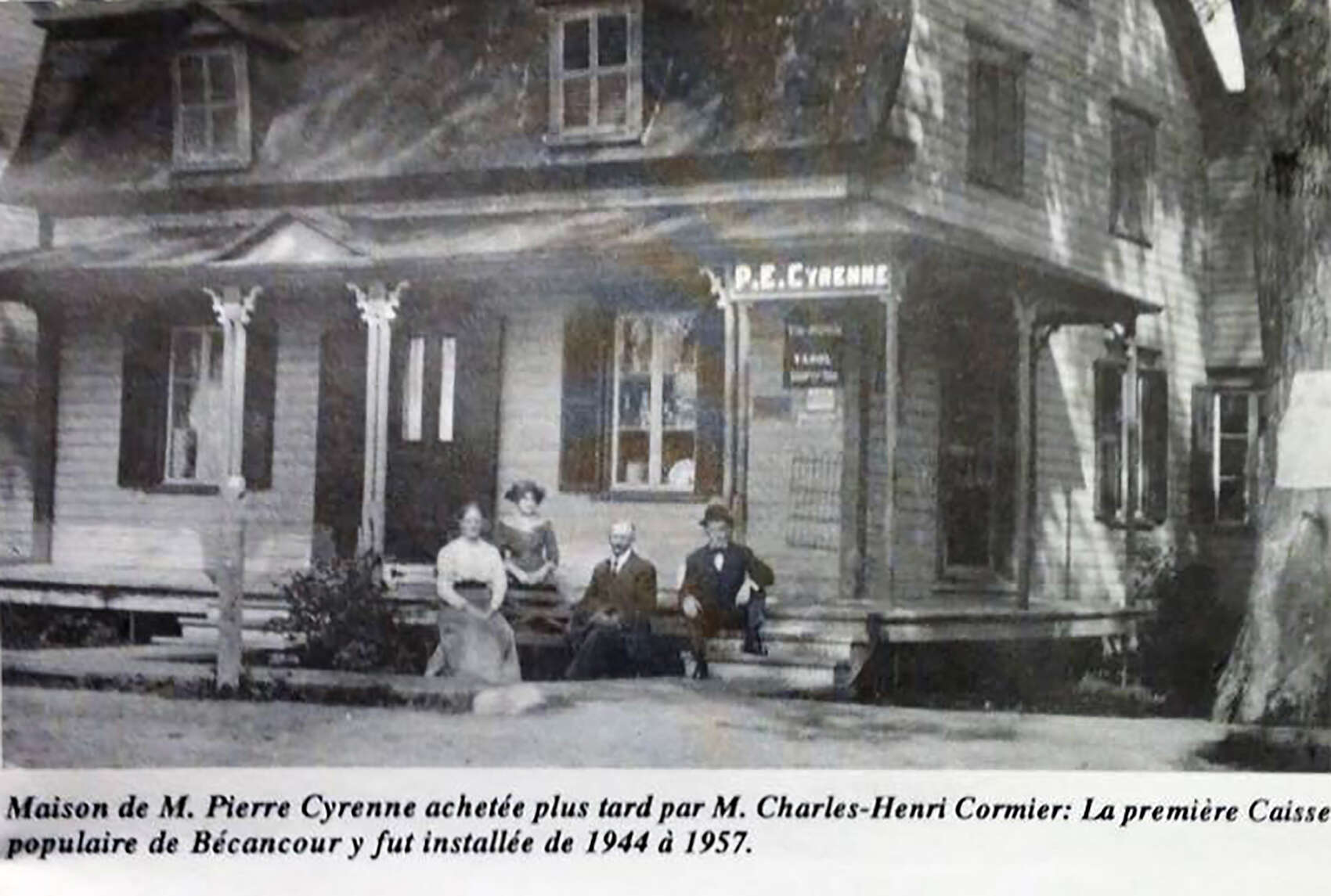 Maison située sur l'avenue Nicolas-Perrot. Elle a été le site de la première caisse populaire du secteur de Bécancour de 1944 à 1957, année où elle a été détruite par un incendie